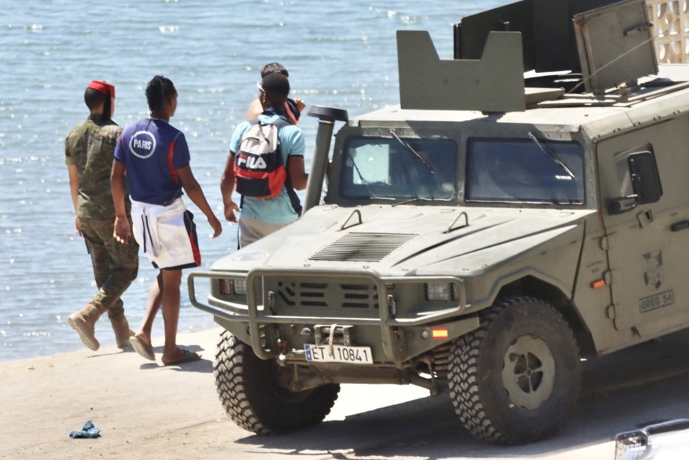 Tisuće migranata i dalje u Ceuti. Podigli su improvizirani kamp na plaži