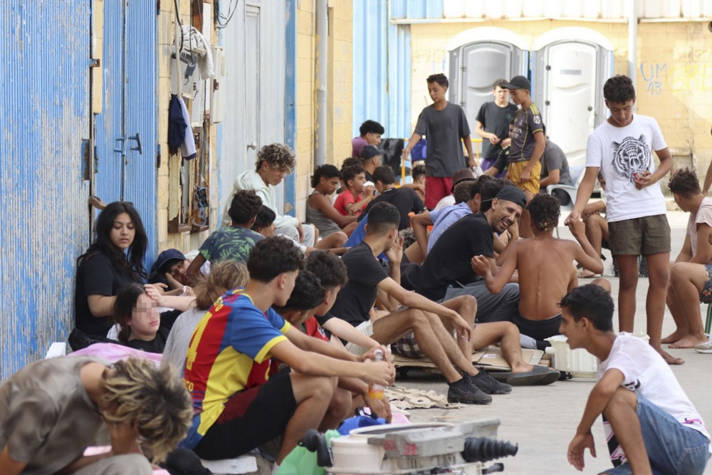 Tisuće migranata i dalje u Ceuti. Podigli su improvizirani kamp na plaži
