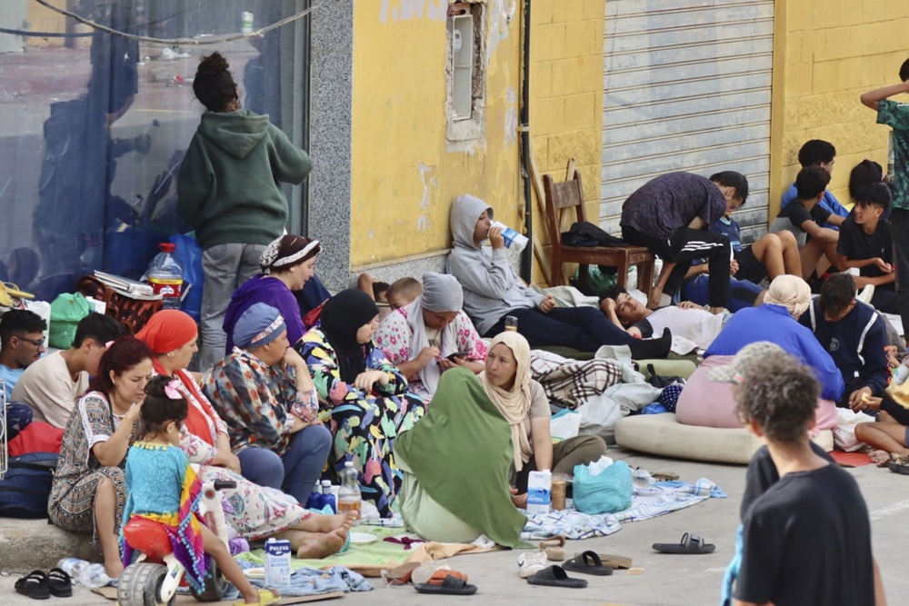 Tisuće migranata i dalje u Ceuti. Podigli su improvizirani kamp na plaži