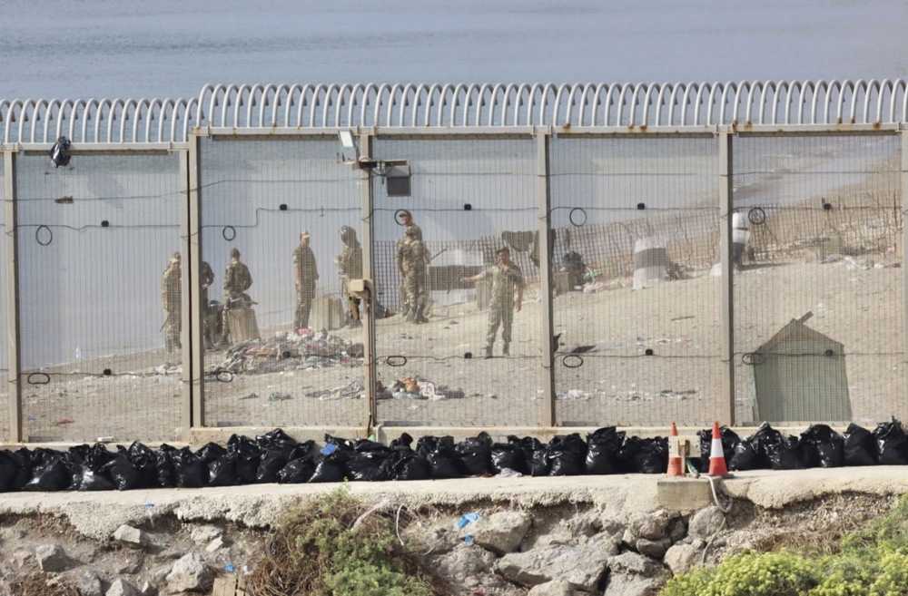 Tisuće migranata i dalje u Ceuti. Podigli su improvizirani kamp na plaži