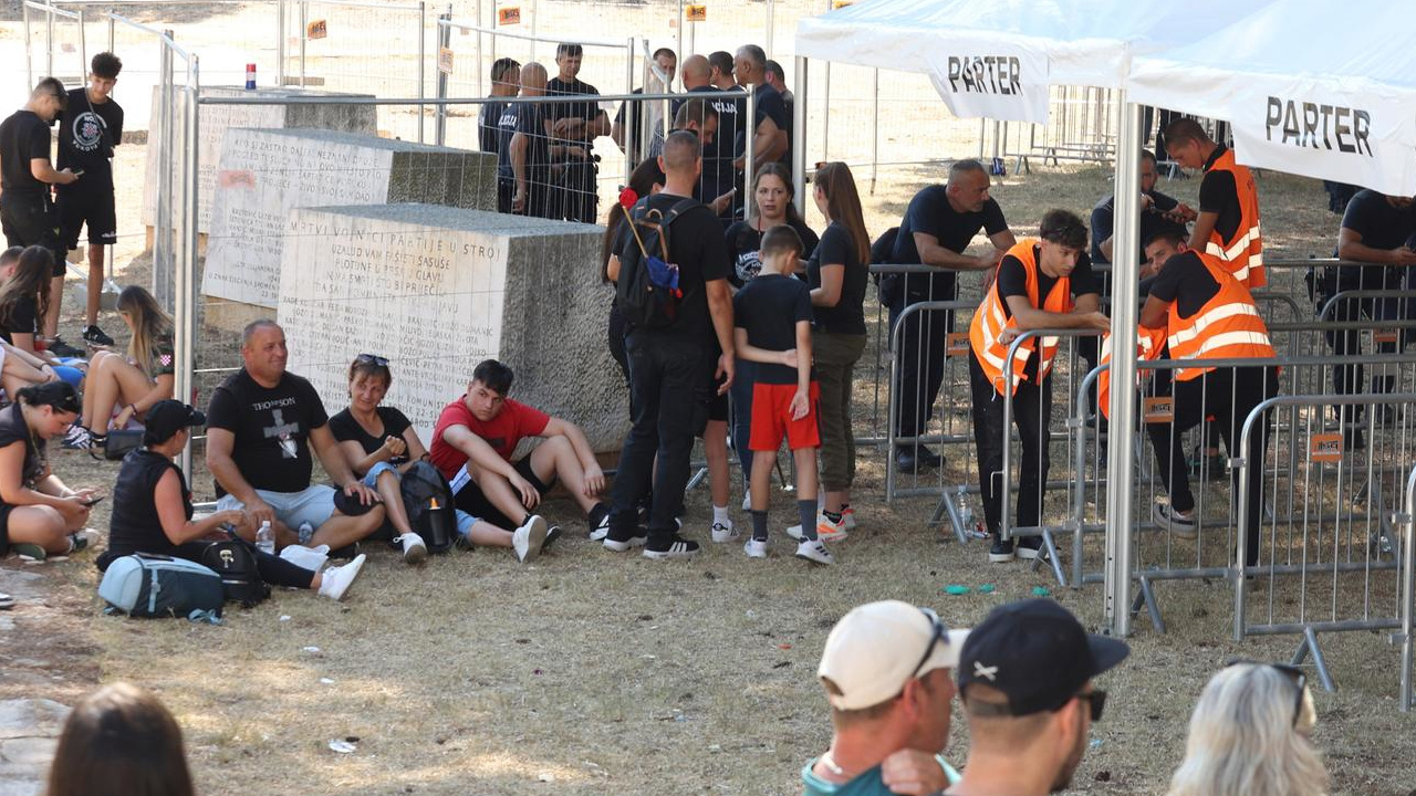 27 tisuća ljudi uz baklje pjevalo s Thompsonom njegove najveće hitove u Šibeniku