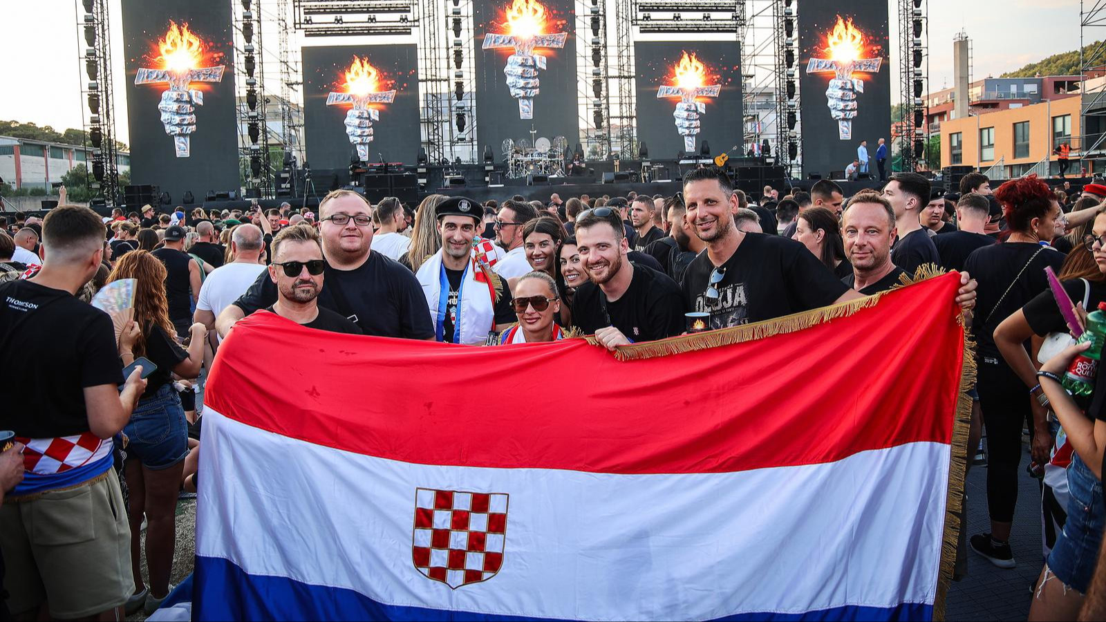 27 tisuća ljudi uz baklje pjevalo s Thompsonom njegove najveće hitove u Šibeniku