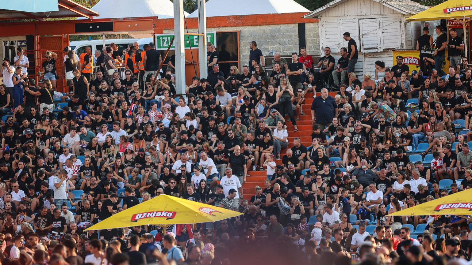27 tisuća ljudi uz baklje pjevalo s Thompsonom njegove najveće hitove u Šibeniku