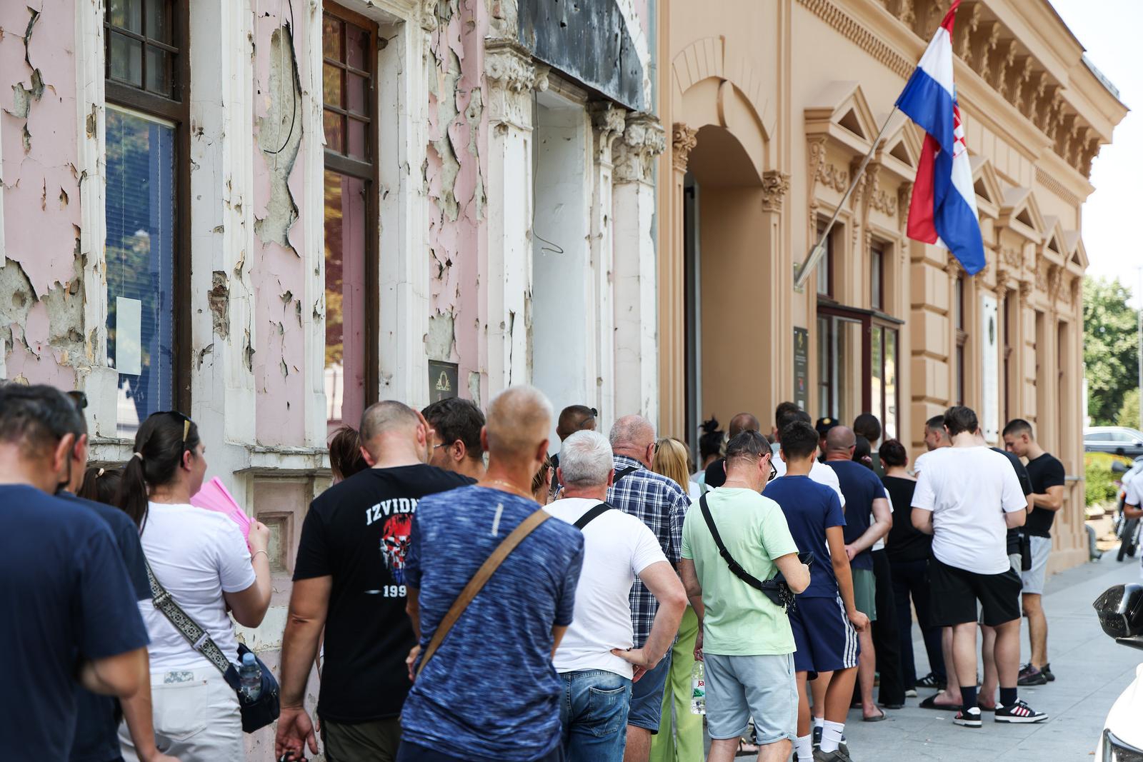 FOTO I VIDEO Ogromna kolona u Vukovaru za Thompsonove ulaznice, ljudi čekaju satima