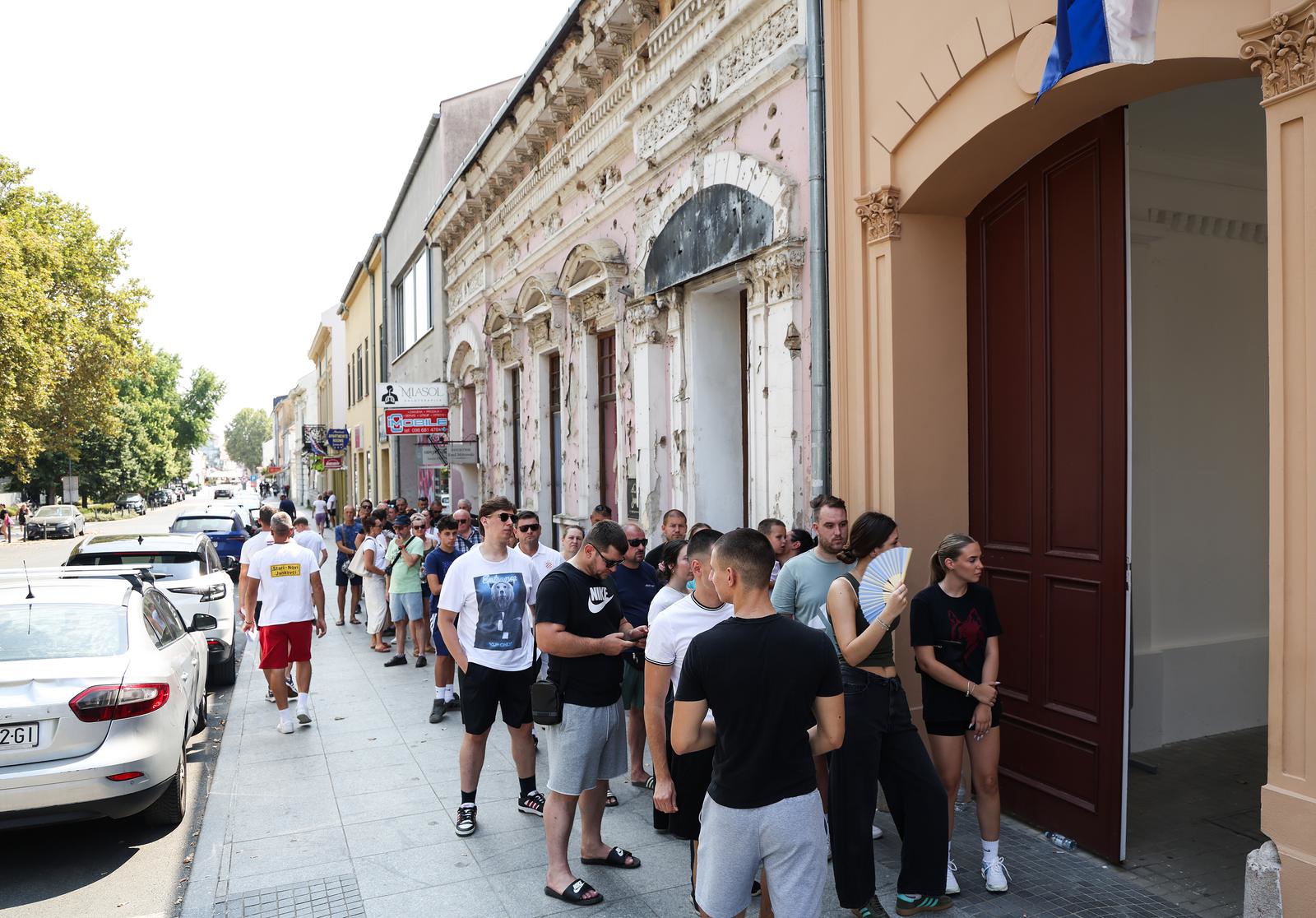 FOTO I VIDEO Ogromna kolona u Vukovaru za Thompsonove ulaznice, ljudi čekaju satima