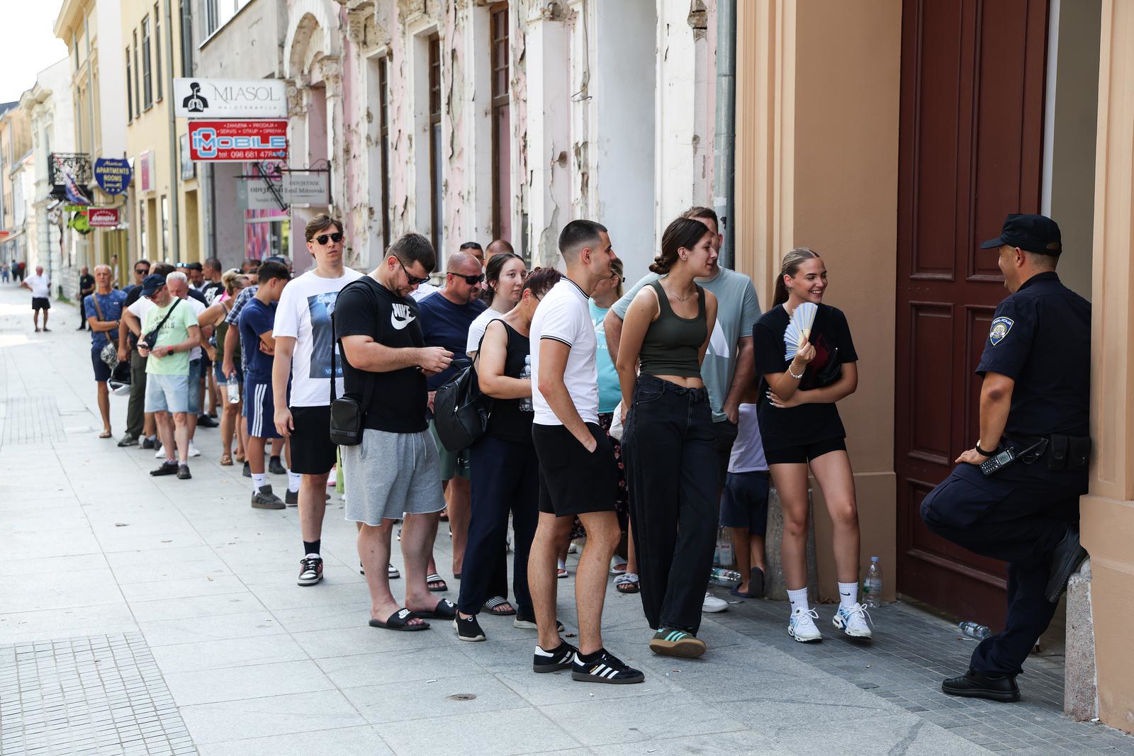 FOTO I VIDEO Ogromna kolona u Vukovaru za Thompsonove ulaznice, ljudi čekaju satima