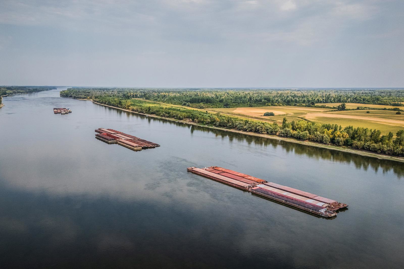 FOTO Brodovi puni ugljena zapeli kod Iloka zbog povijesno niskog Dunava