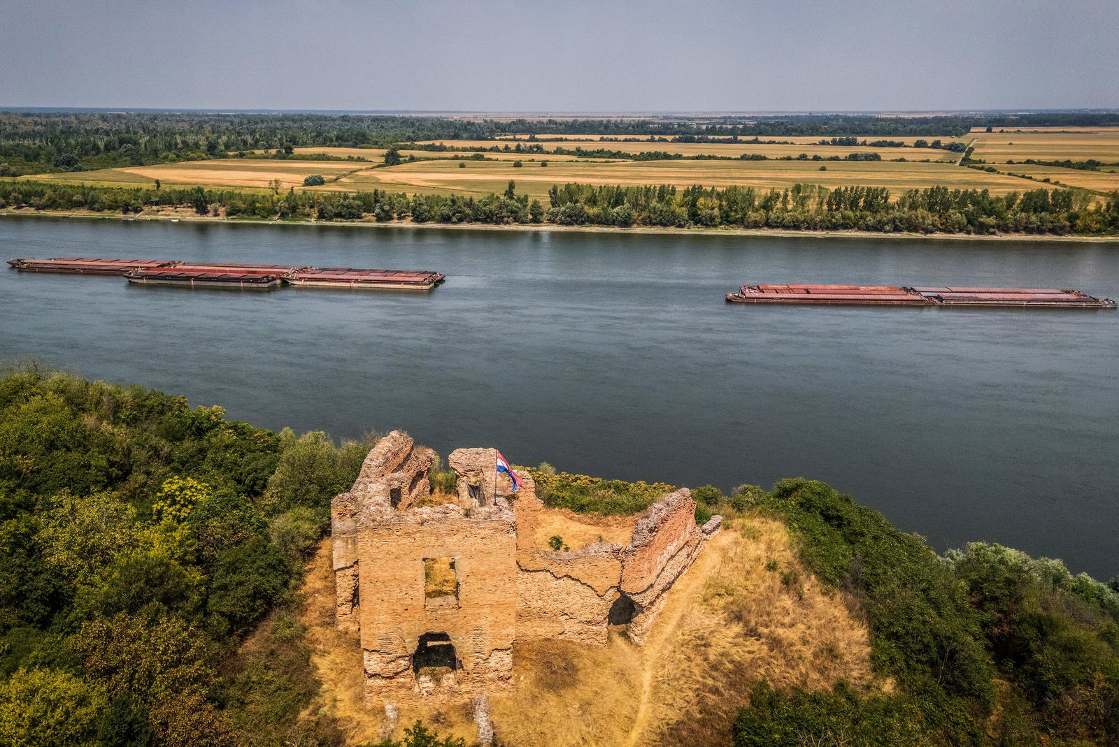 FOTO Brodovi puni ugljena zapeli kod Iloka zbog povijesno niskog Dunava