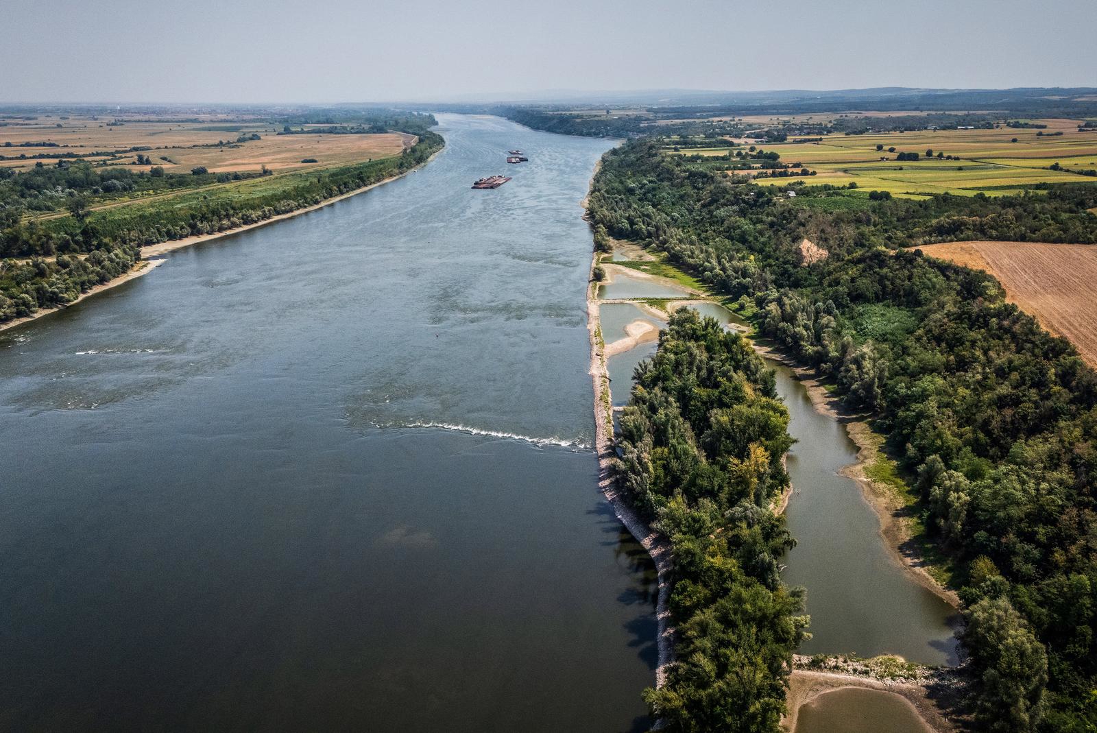 FOTO Brodovi puni ugljena zapeli kod Iloka zbog povijesno niskog Dunava
