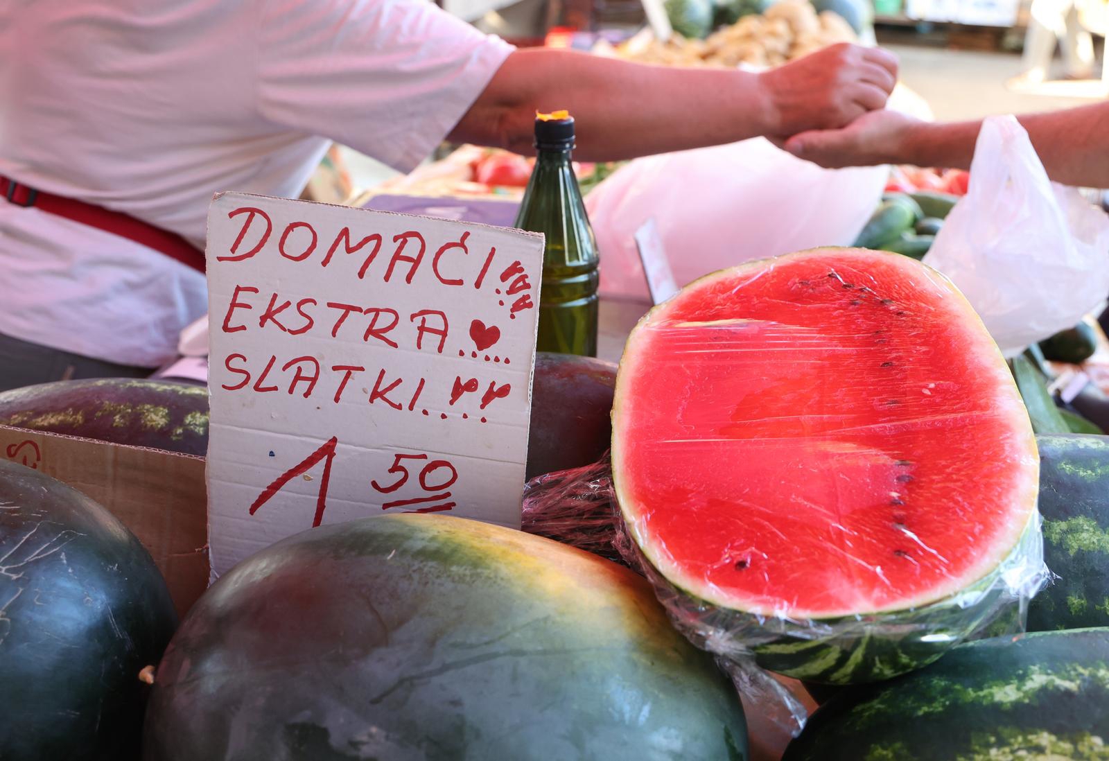 FOTO Šibenčani okupirali tržnicu, provjerili smo što se nudi i po kojoj cijeni