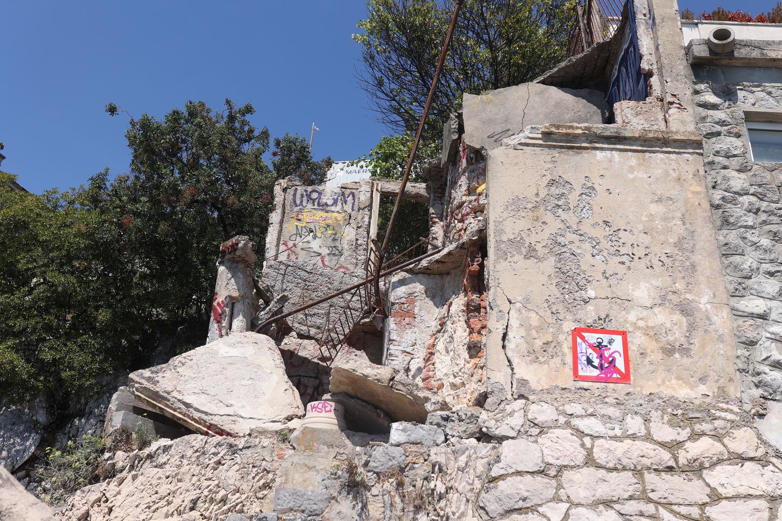 U bolnici dvojica maloljetnika (14, 16). Ovo je balkon u Rijeci s kojeg su pali
