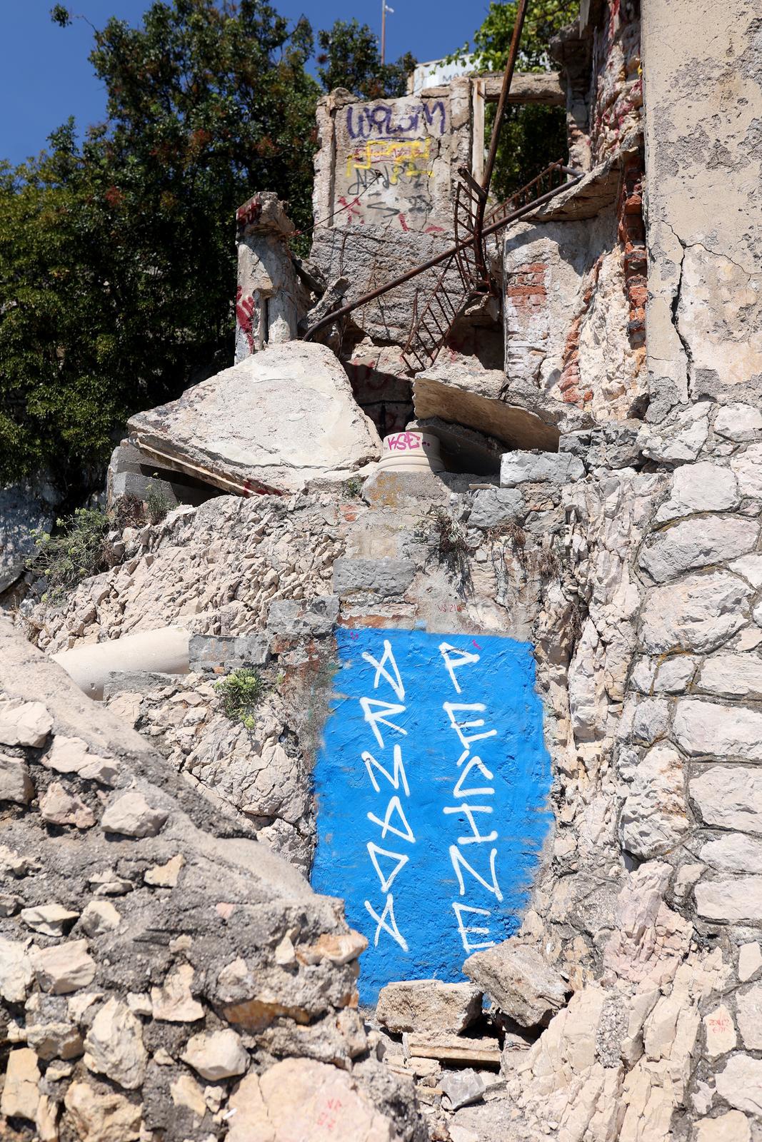 U bolnici dvojica maloljetnika (14, 16). Ovo je balkon u Rijeci s kojeg su pali