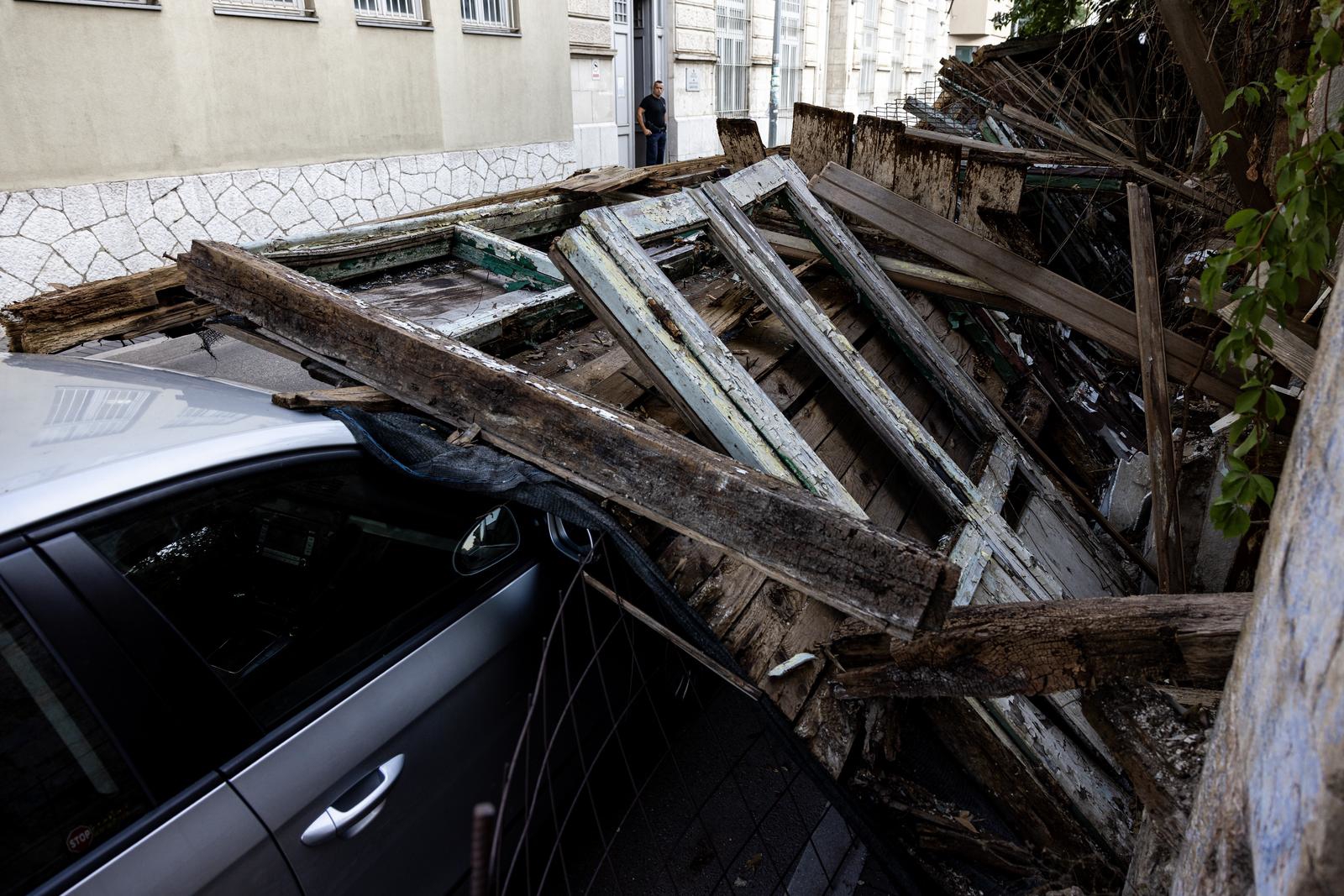 FOTO Dio ruševne kuće u Mostaru pao na tri automobila