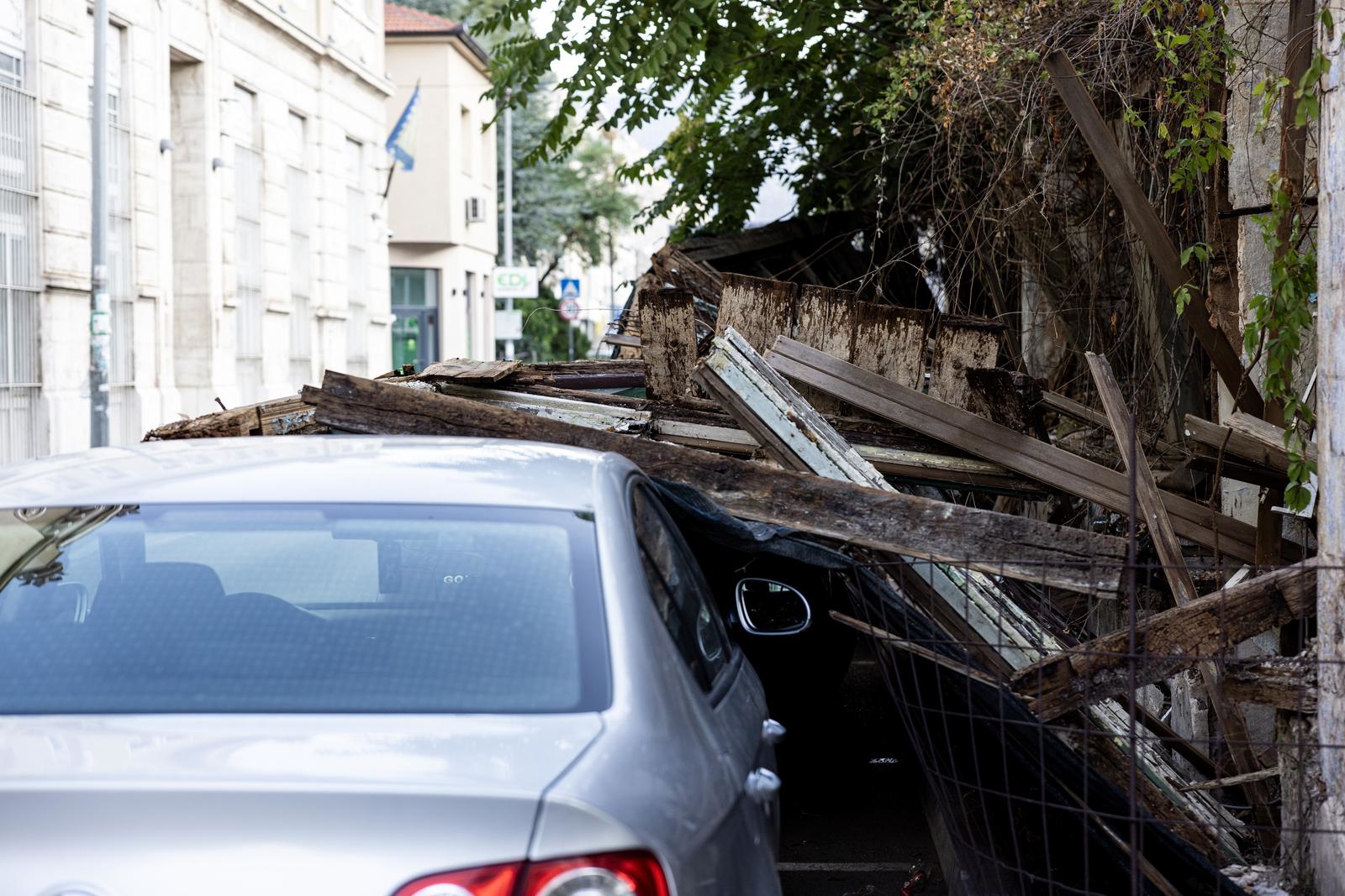 FOTO Dio ruševne kuće u Mostaru pao na tri automobila