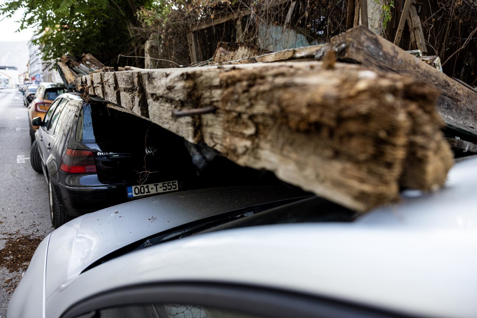 FOTO Dio ruševne kuće u Mostaru pao na tri automobila