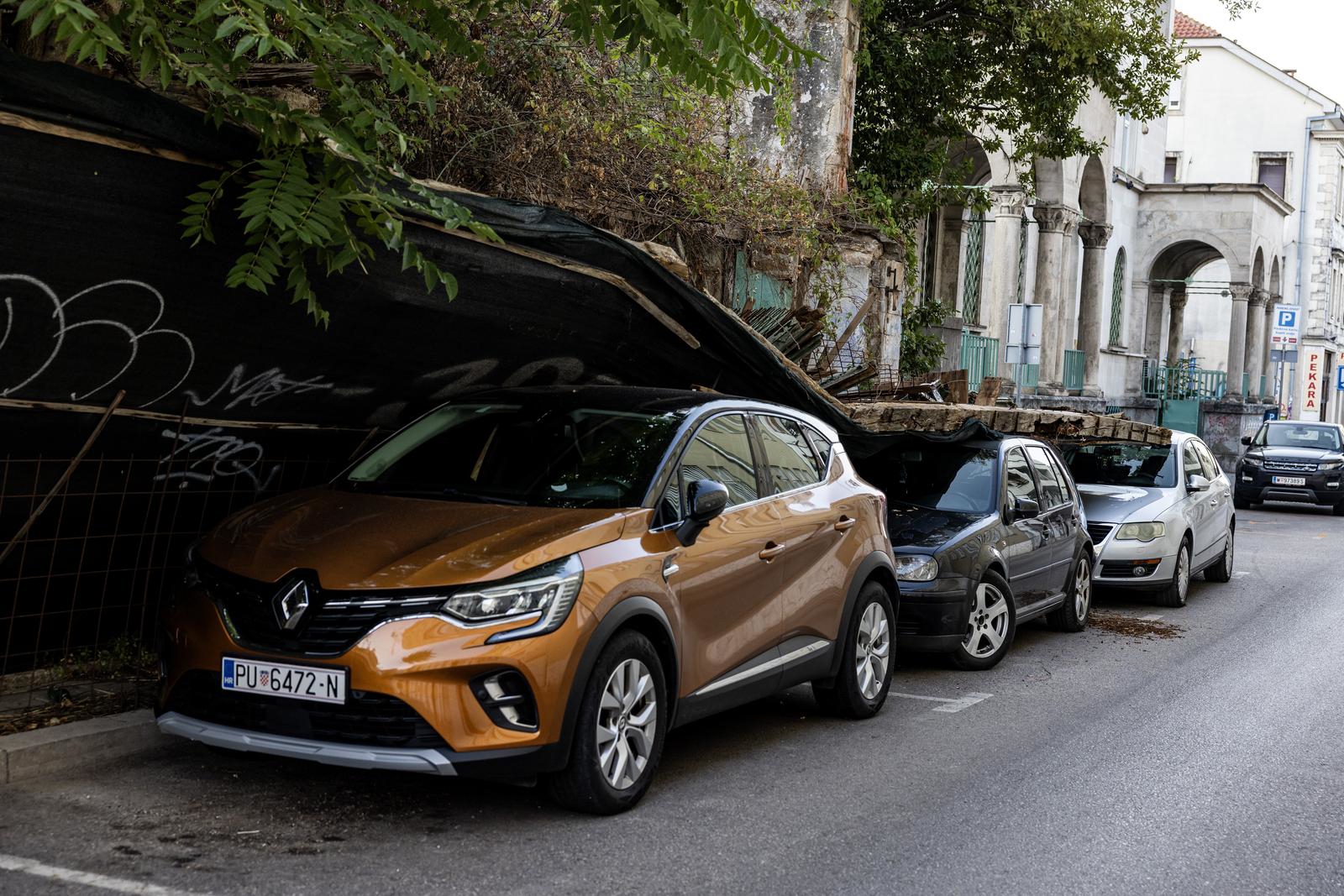 FOTO Dio ruševne kuće u Mostaru pao na tri automobila