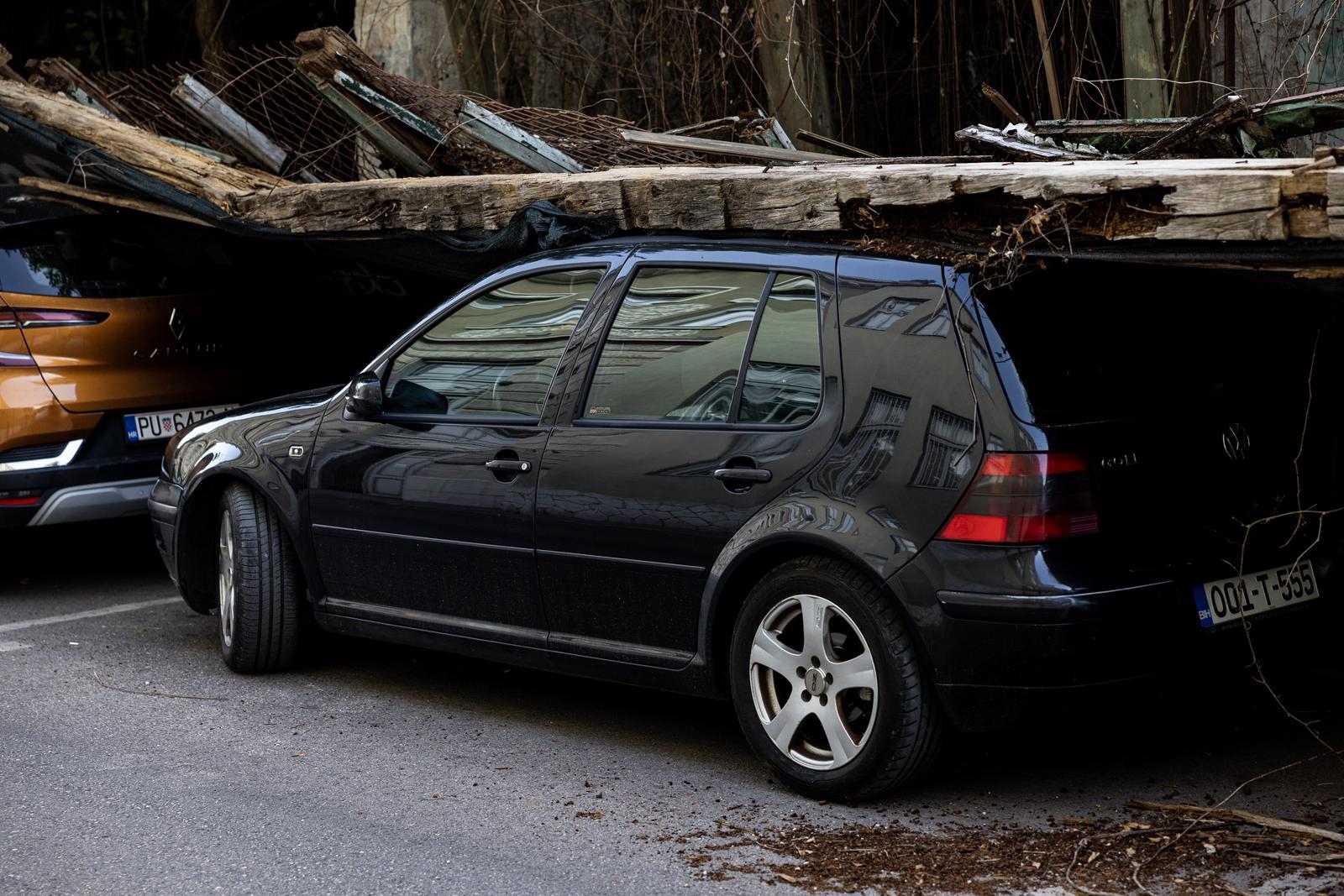 FOTO Dio ruševne kuće u Mostaru pao na tri automobila