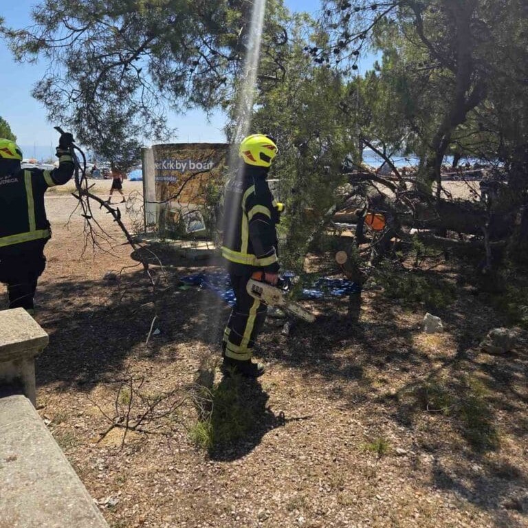 FOTO U Crikvenici bor pao na kupače, ozlijeđeno petero odraslih i troje djece