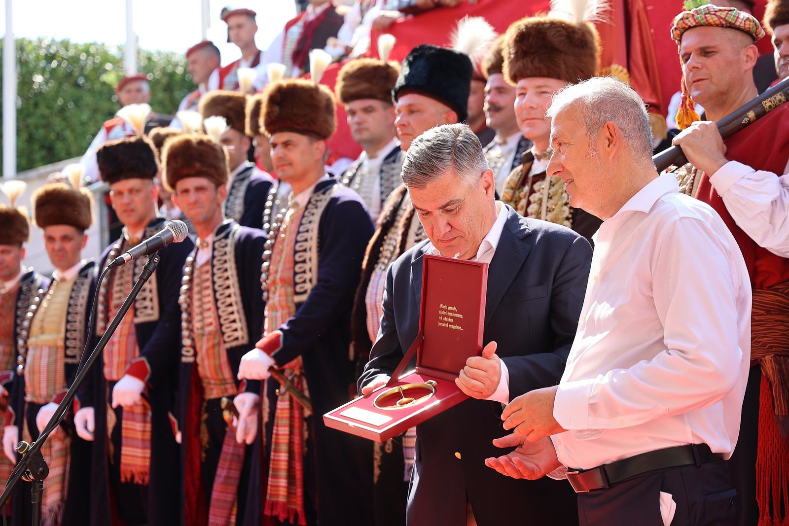Bulj odbio sjediti s vladom u Sinju. HDZ: Uvijek je sam sebi bio najvažniji