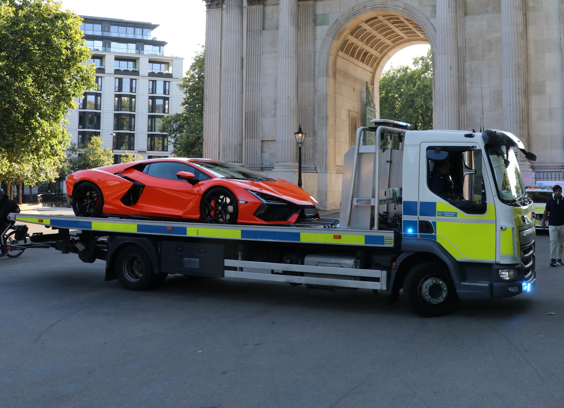 FOTO Velika akcija policije u Londonu. Zaplijenjeno 90 skupocjenih automobila