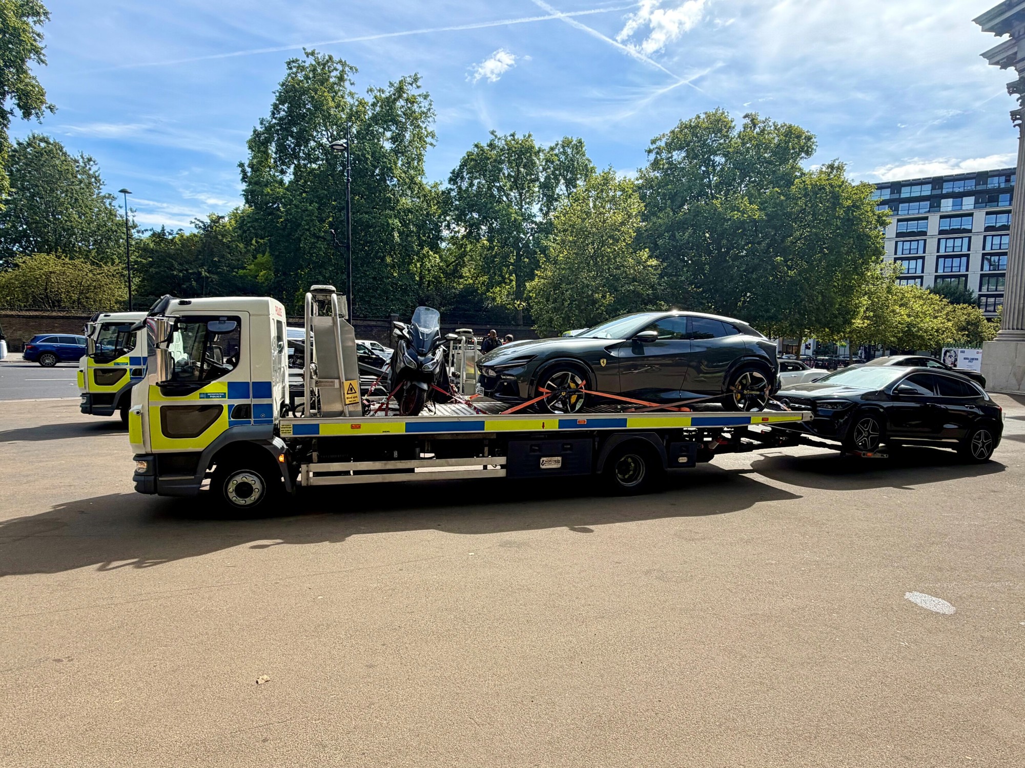 FOTO Velika akcija policije u Londonu. Zaplijenjeno 90 skupocjenih automobila