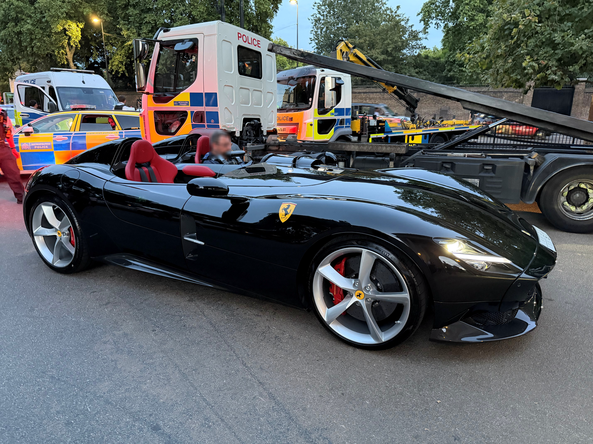 FOTO Velika akcija policije u Londonu. Zaplijenjeno 90 skupocjenih automobila