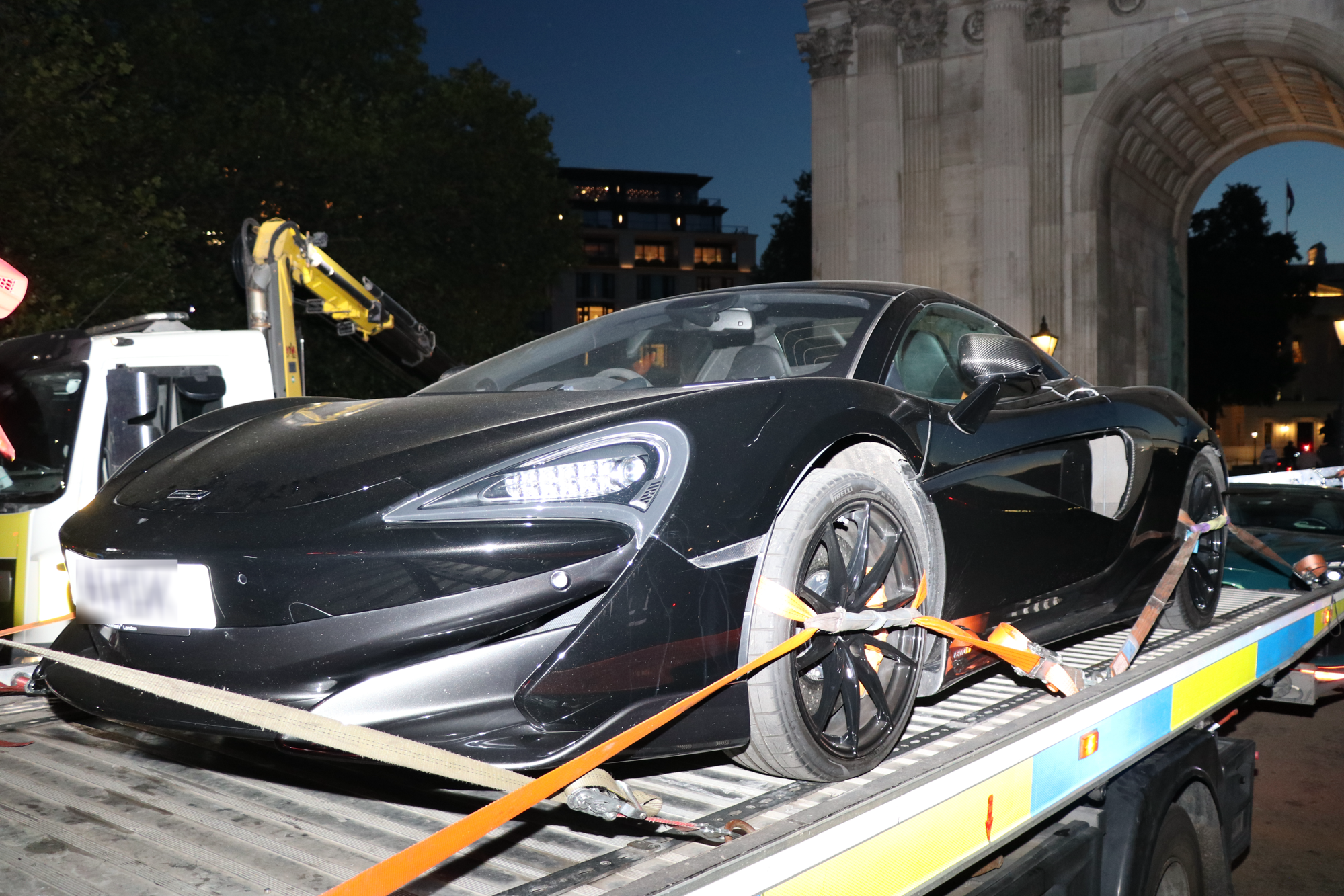 FOTO Velika akcija policije u Londonu. Zaplijenjeno 90 skupocjenih automobila