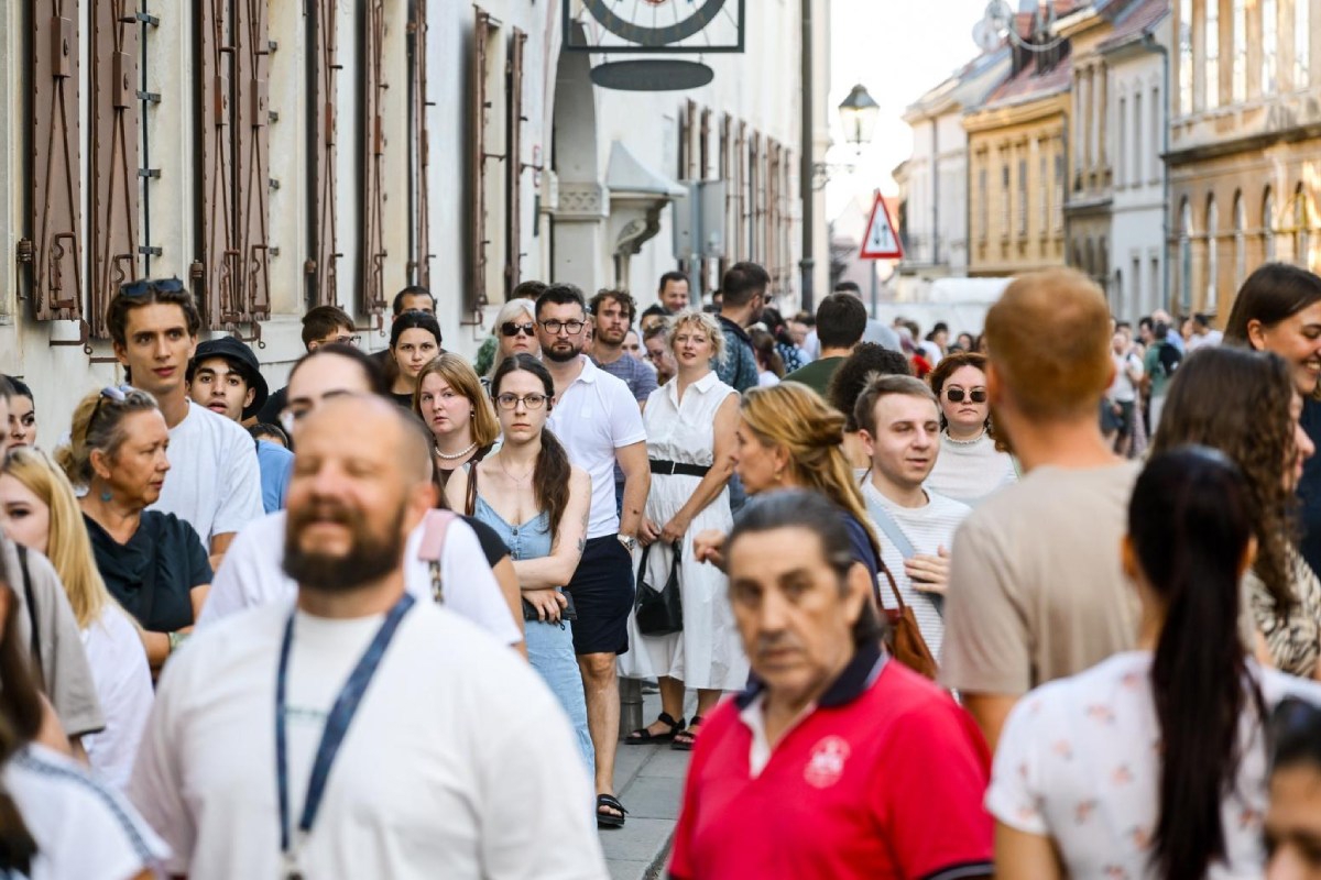 FOTO Gužve u Zagrebu zbog pomrčine, građani tražili najbolja mjesta