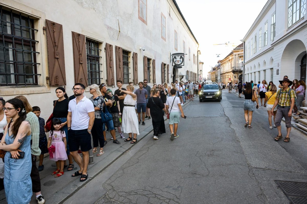 FOTO Gužve u Zagrebu zbog pomrčine, građani tražili najbolja mjesta