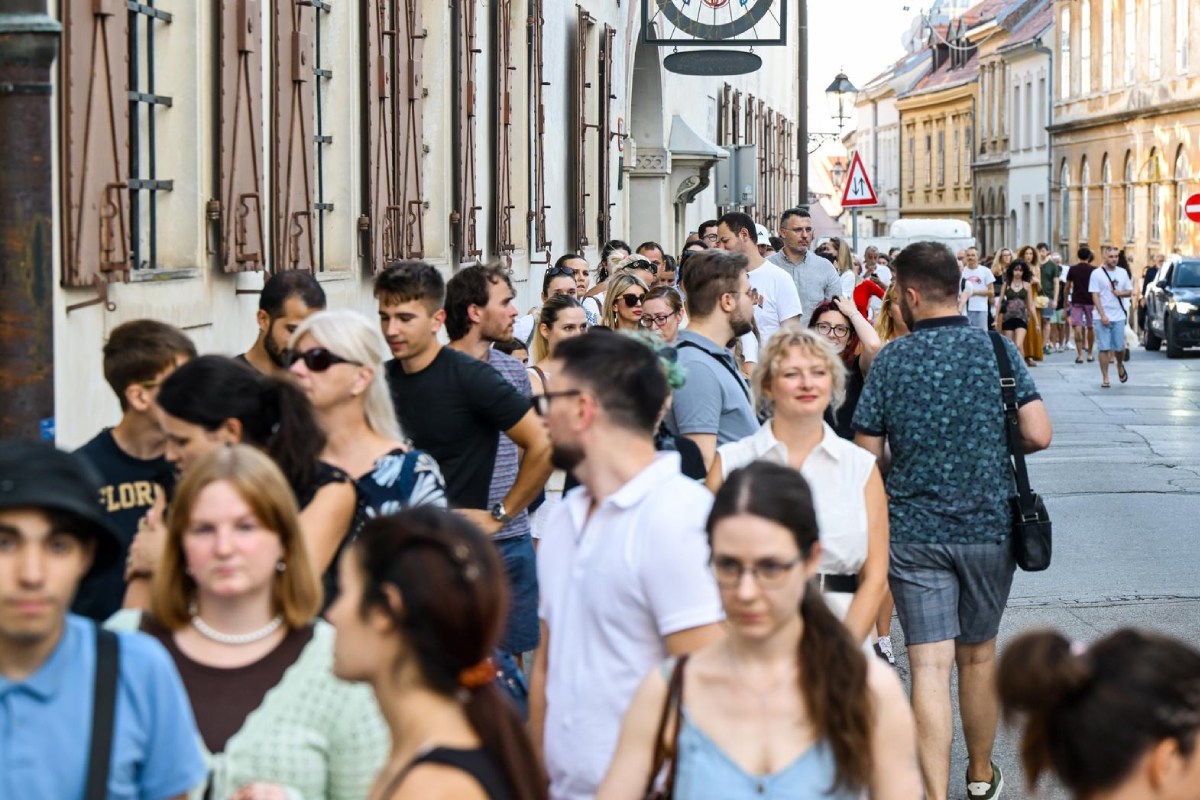 FOTO Gužve u Zagrebu zbog pomrčine, građani tražili najbolja mjesta