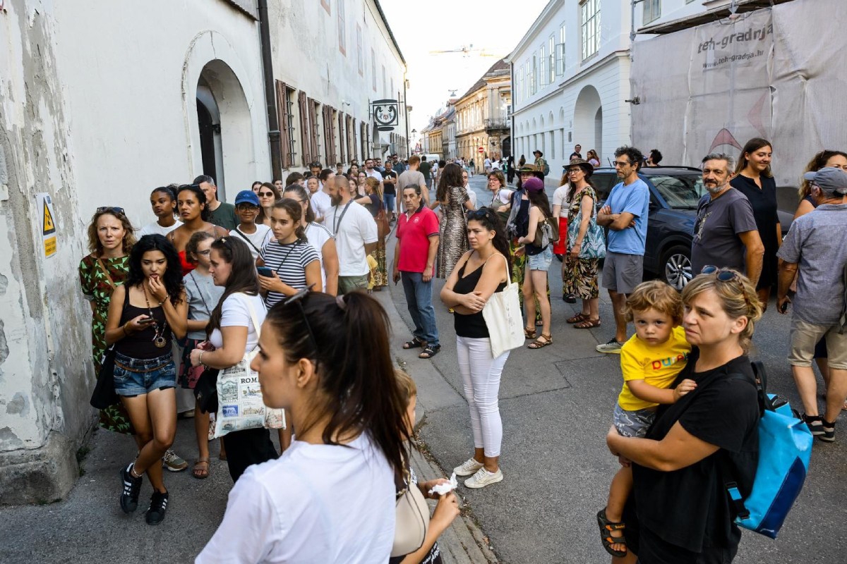 FOTO Gužve u Zagrebu zbog pomrčine, građani tražili najbolja mjesta
