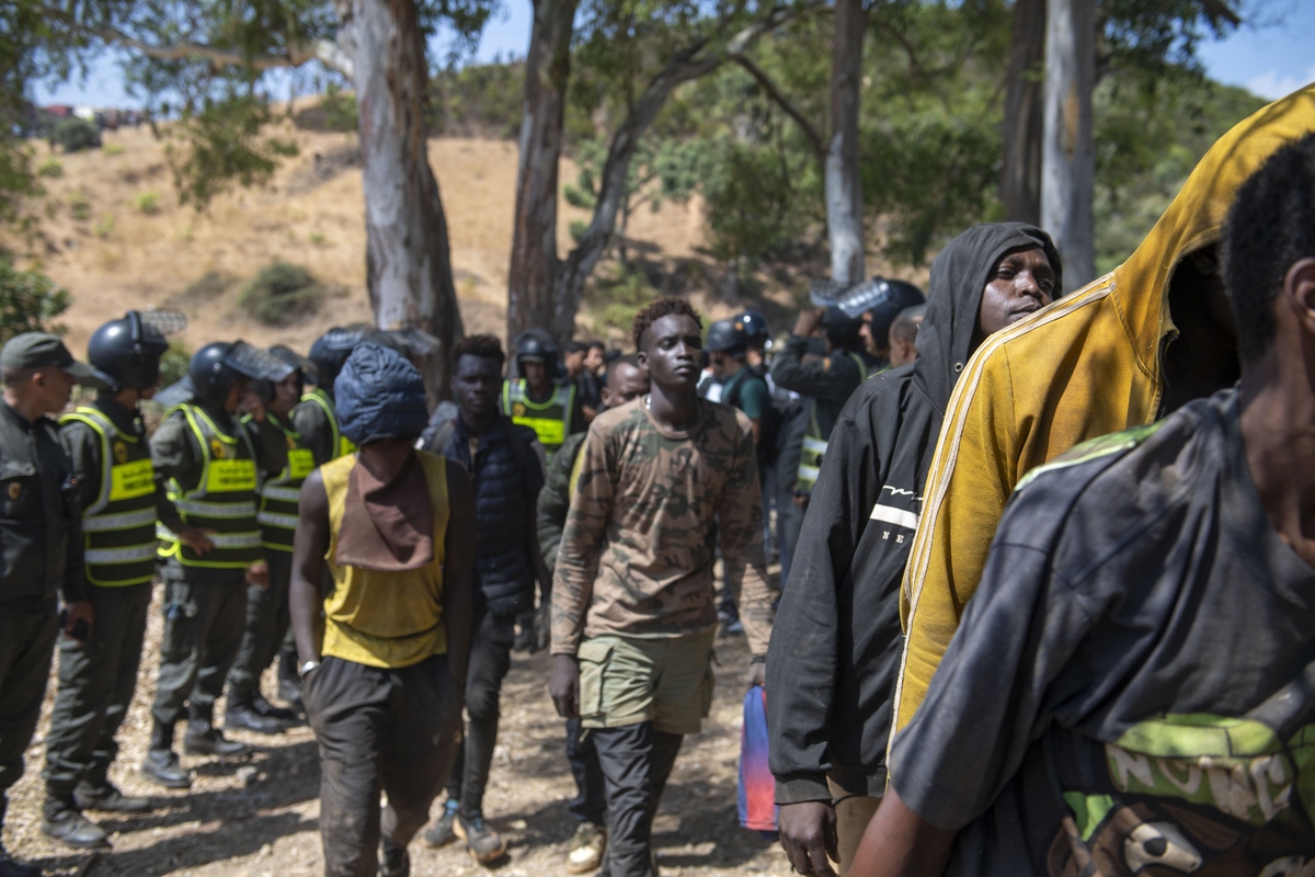 VIDEO Migranti opet pokušali ući u Ceutu. Marokanska policija koristila suzavac