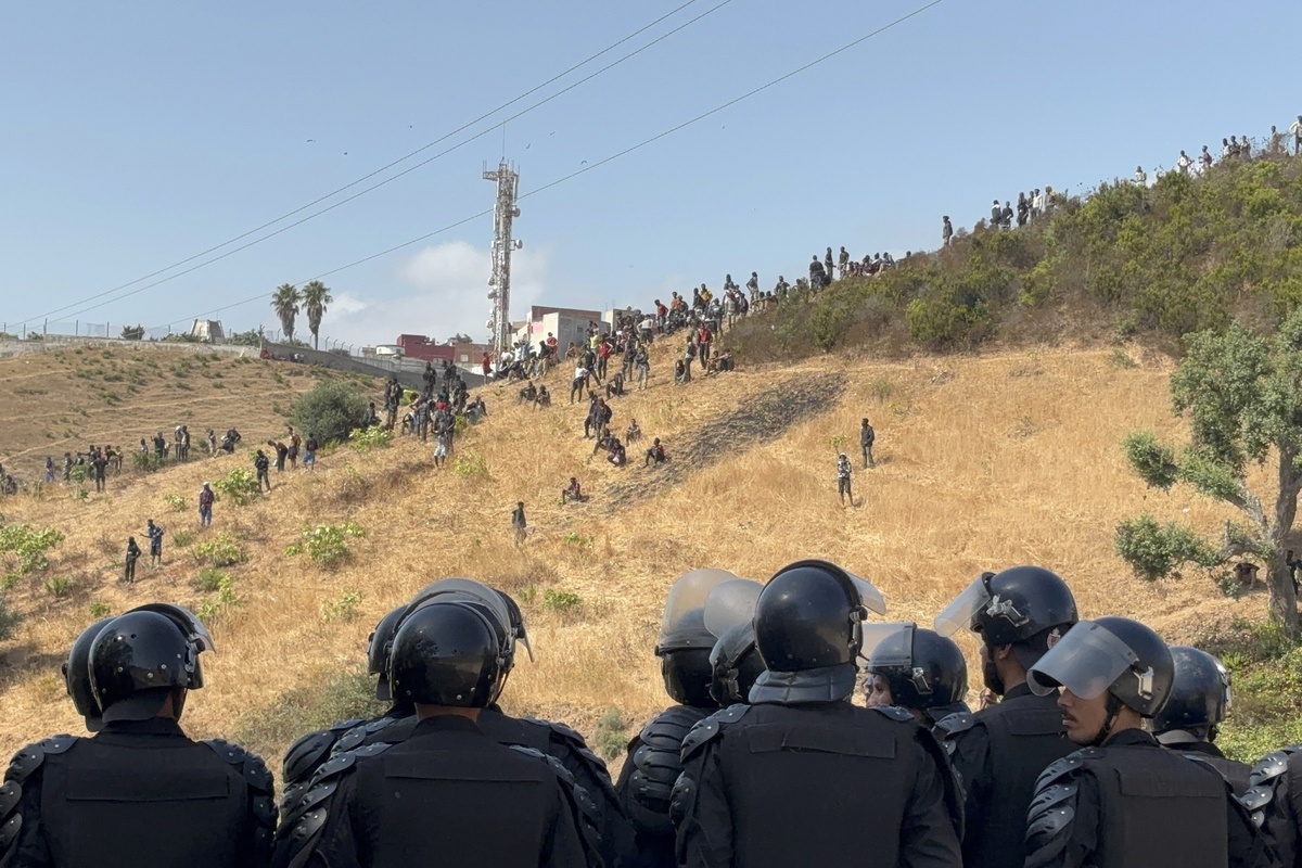 VIDEO Migranti opet pokušali ući u Ceutu. Marokanska policija koristila suzavac