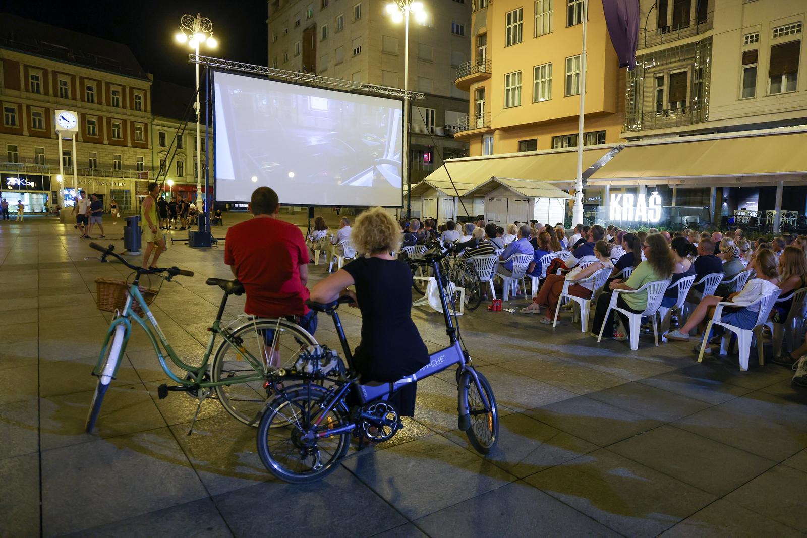 FOTO "Canary Black" (film snimljen u Zagrebu) prikazan na Trgu bana Jelačića