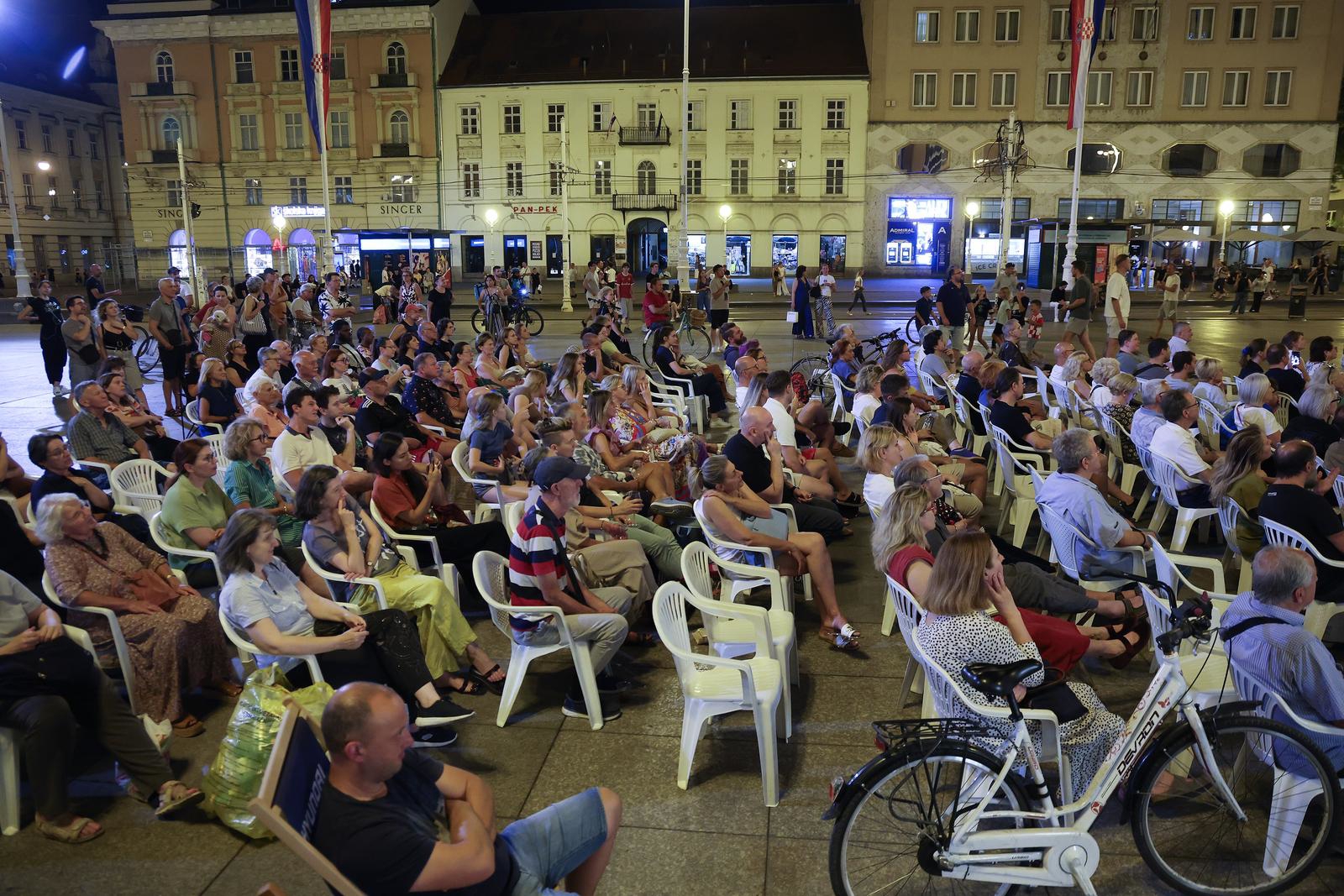 FOTO "Canary Black" (film snimljen u Zagrebu) prikazan na Trgu bana Jelačića