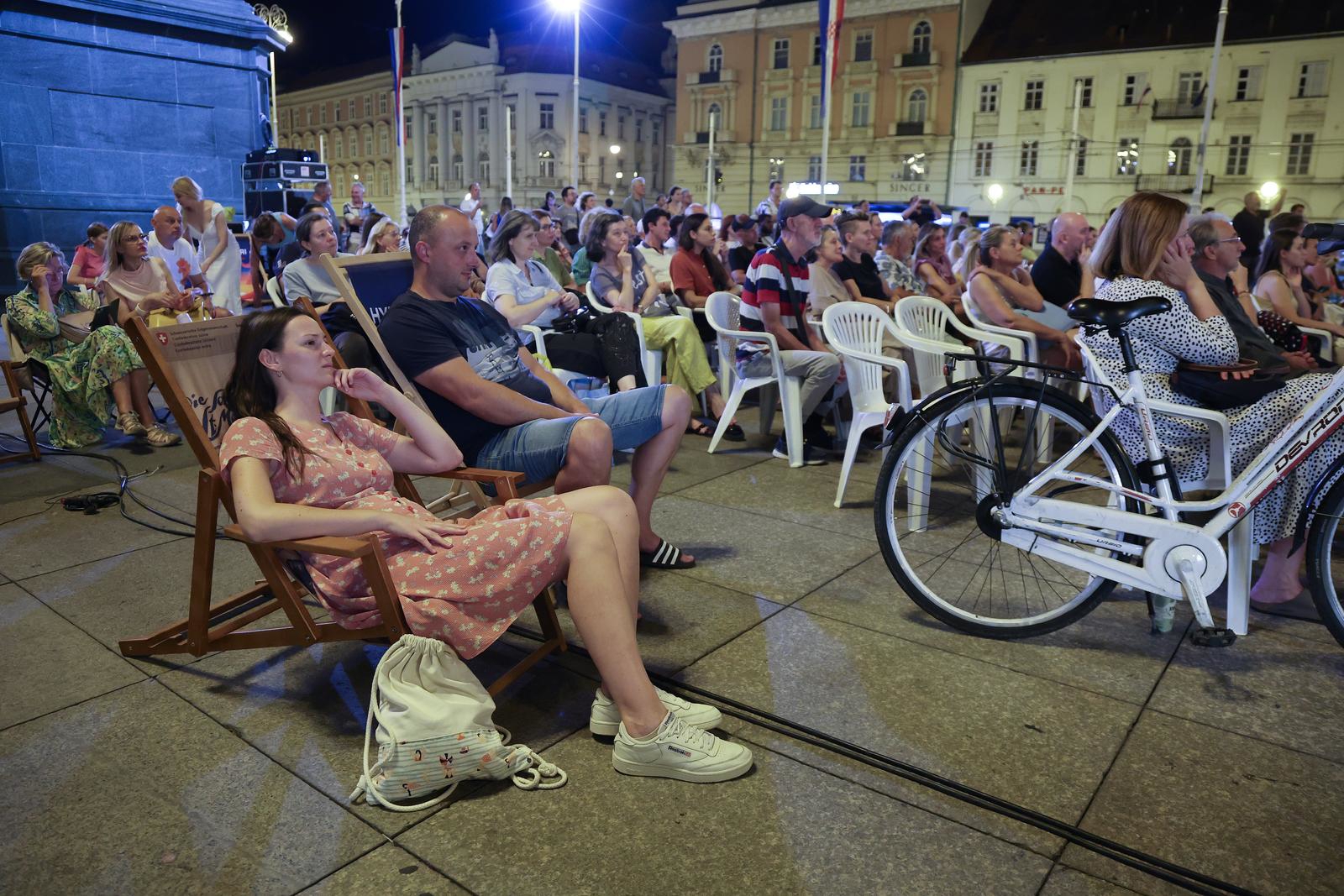 FOTO "Canary Black" (film snimljen u Zagrebu) prikazan na Trgu bana Jelačića