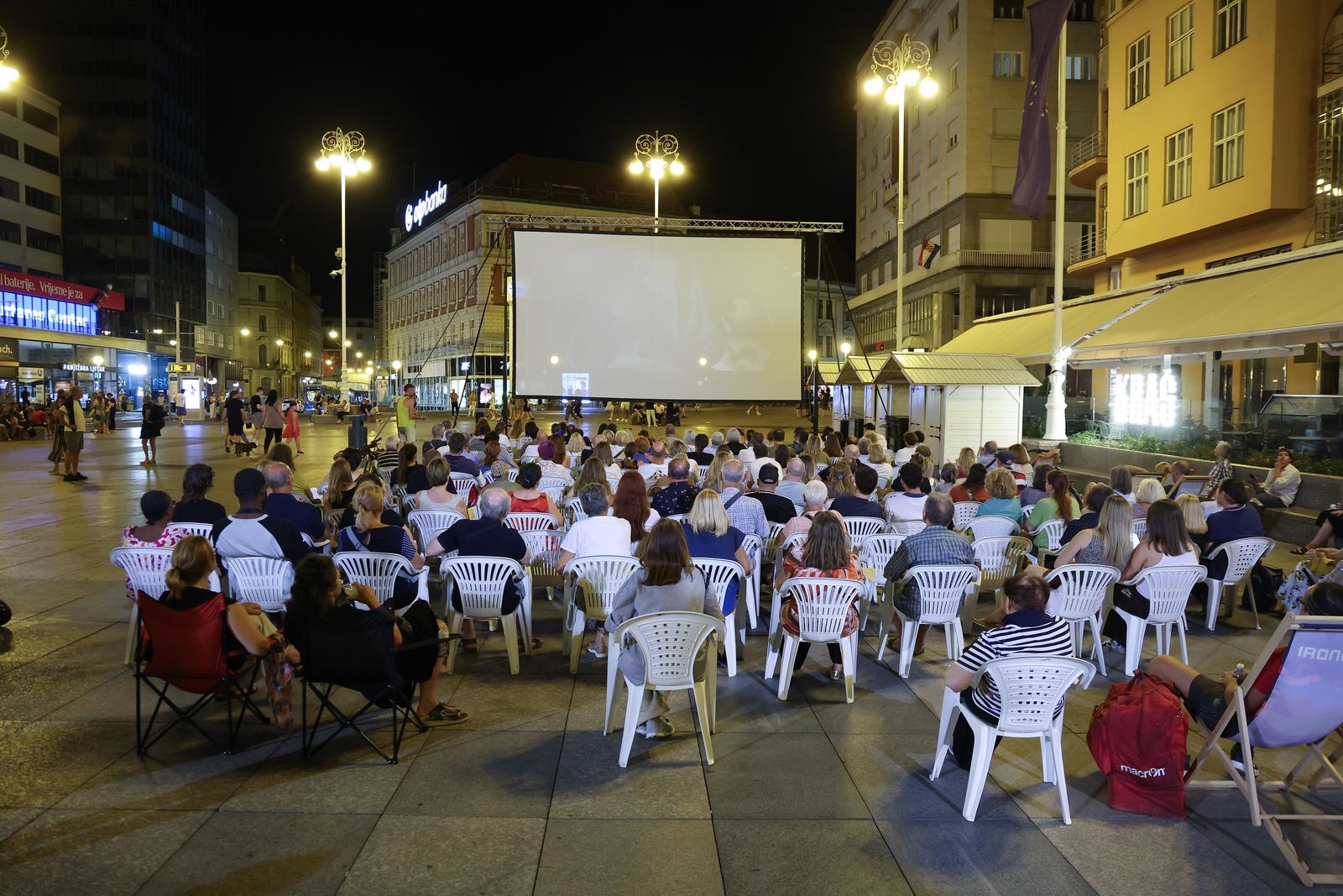 FOTO "Canary Black" (film snimljen u Zagrebu) prikazan na Trgu bana Jelačića