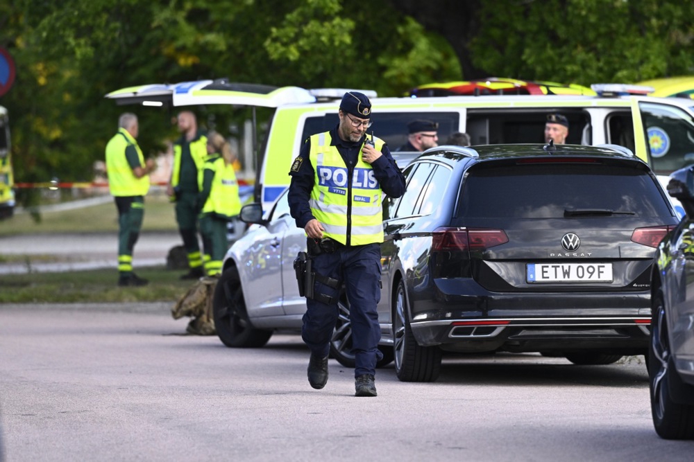 Bivši učenik s mačem i kacigom upao u školu u Švedskoj. Jedna osoba ubijena, tri ranjene