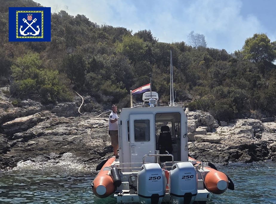 VIDEO Požar na Paklenim otocima pod kontrolom, gasili ga kanaderi