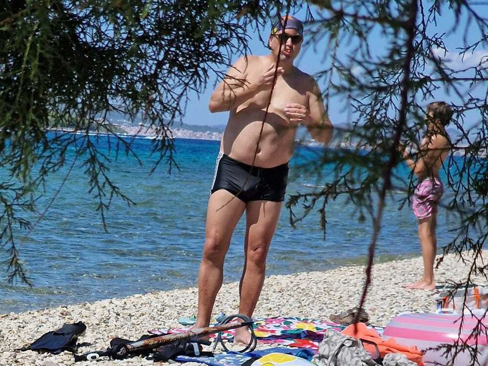FOTO Splitski vijećnik iz Domina s podvodnom puškom na plaži. "Nikoga nisam ugrozio"