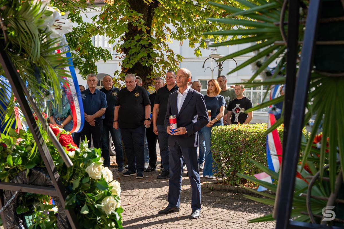 FOTO Petry se pojavio nakon ostavke u HDZ-u. Bio na misi, držao ruku na srcu