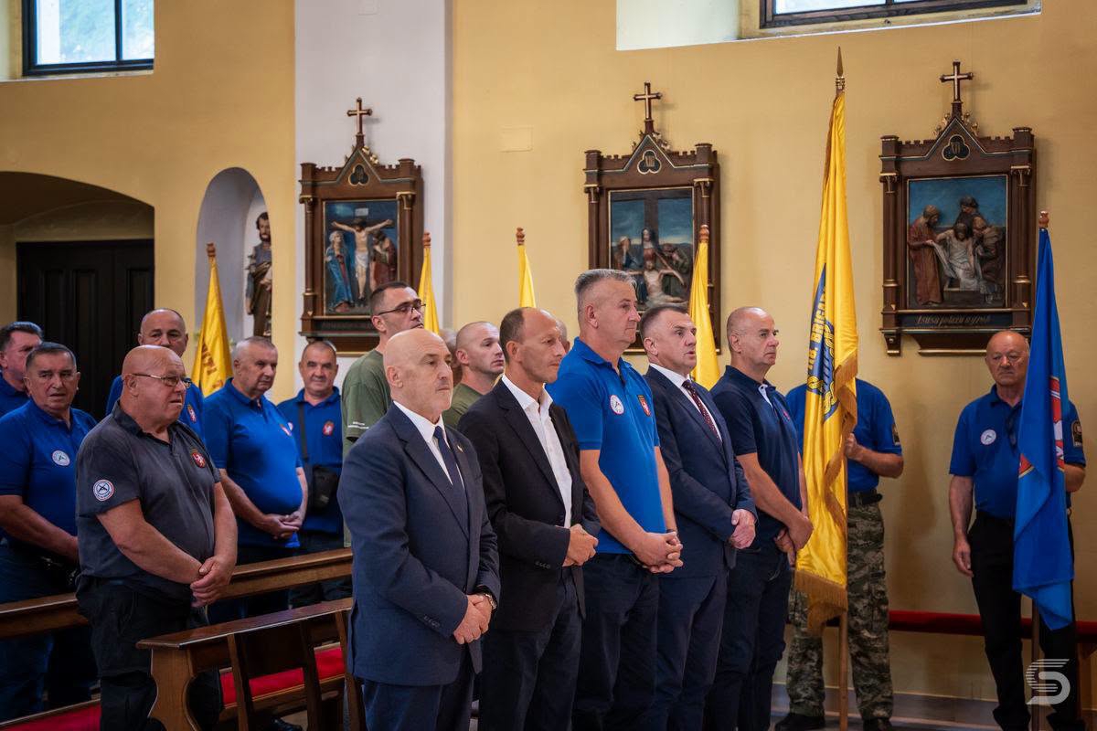 FOTO Petry se pojavio nakon ostavke u HDZ-u. Bio na misi, držao ruku na srcu