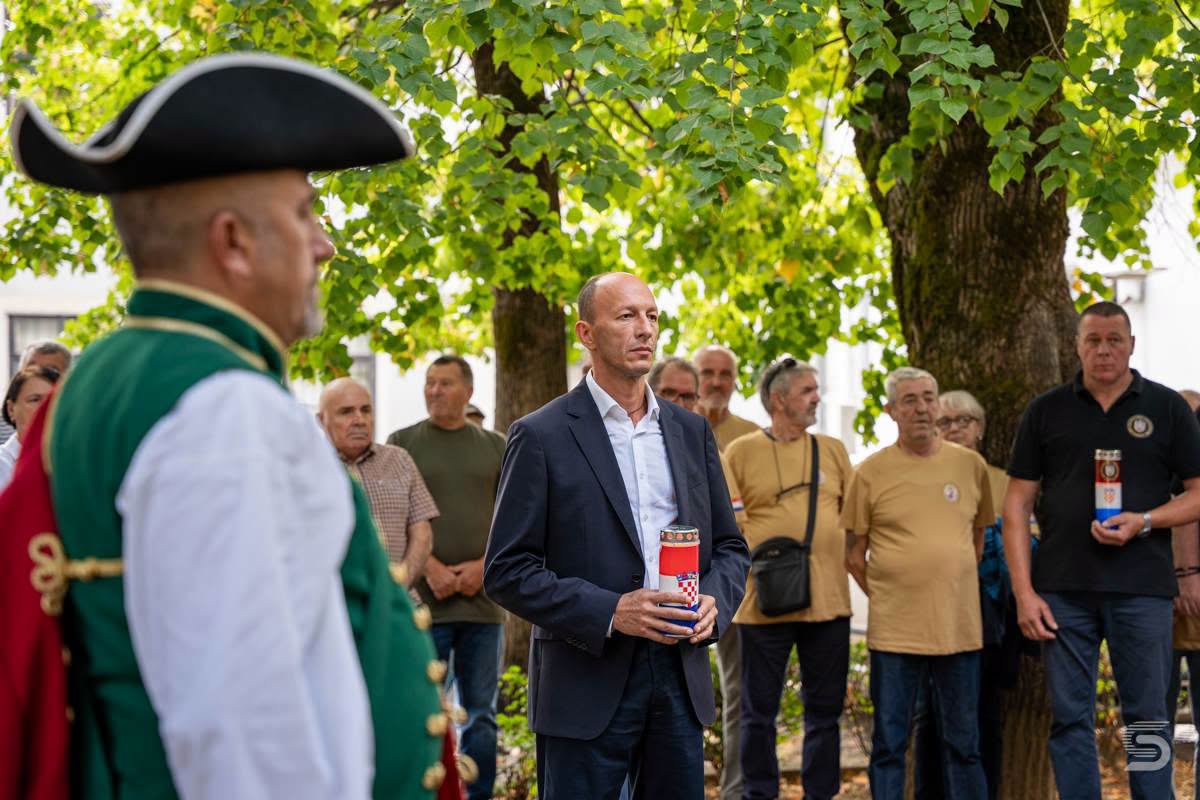FOTO Petry se pojavio nakon ostavke u HDZ-u. Bio na misi, držao ruku na srcu
