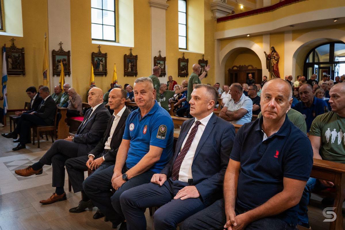 FOTO Petry se pojavio nakon ostavke u HDZ-u. Bio na misi, držao ruku na srcu