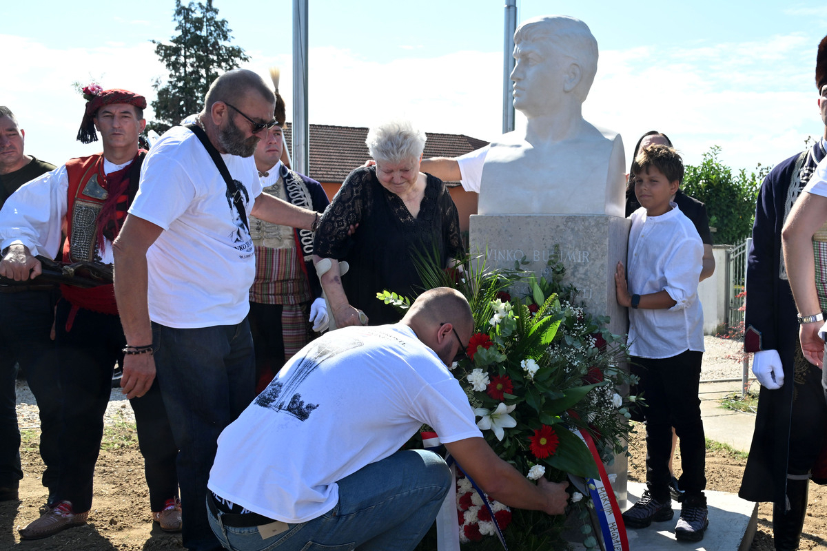 FOTO Na Trpinjskoj cesti otkriven spomenik vukovarskom heroju Vinku Budimiru-Slonu