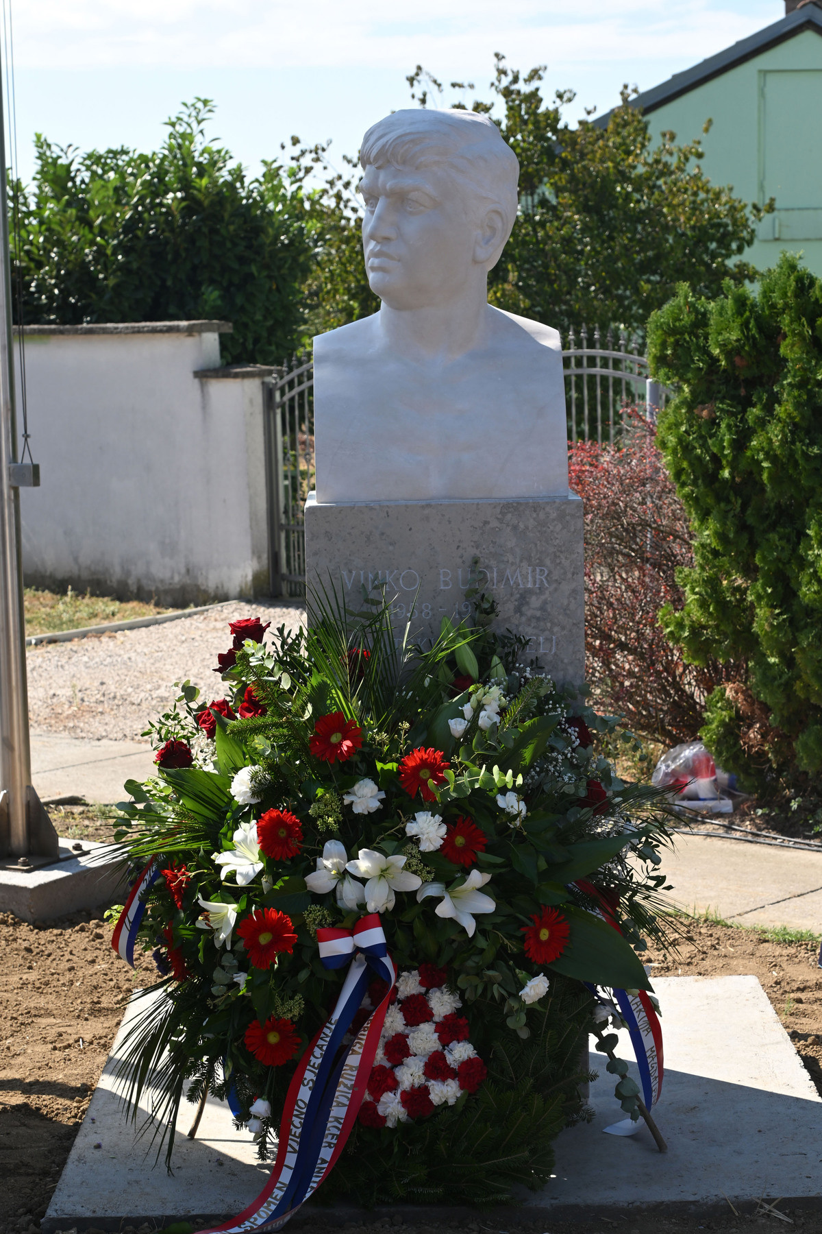 FOTO Na Trpinjskoj cesti otkriven spomenik vukovarskom heroju Vinku Budimiru-Slonu
