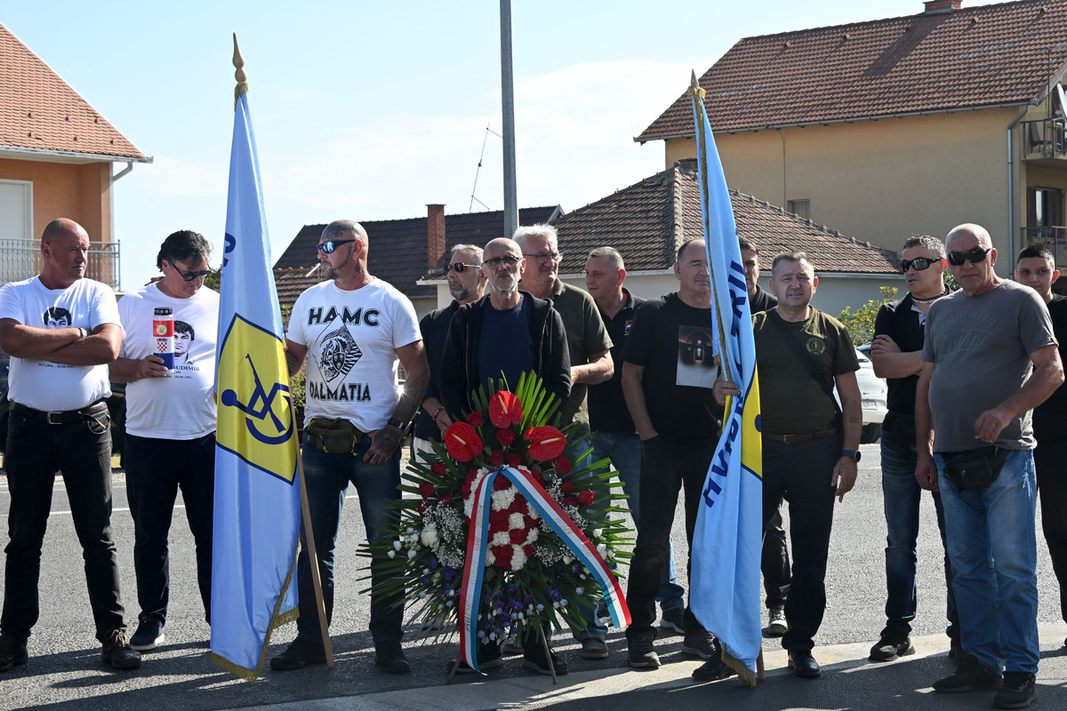 FOTO Na Trpinjskoj cesti otkriven spomenik vukovarskom heroju Vinku Budimiru-Slonu
