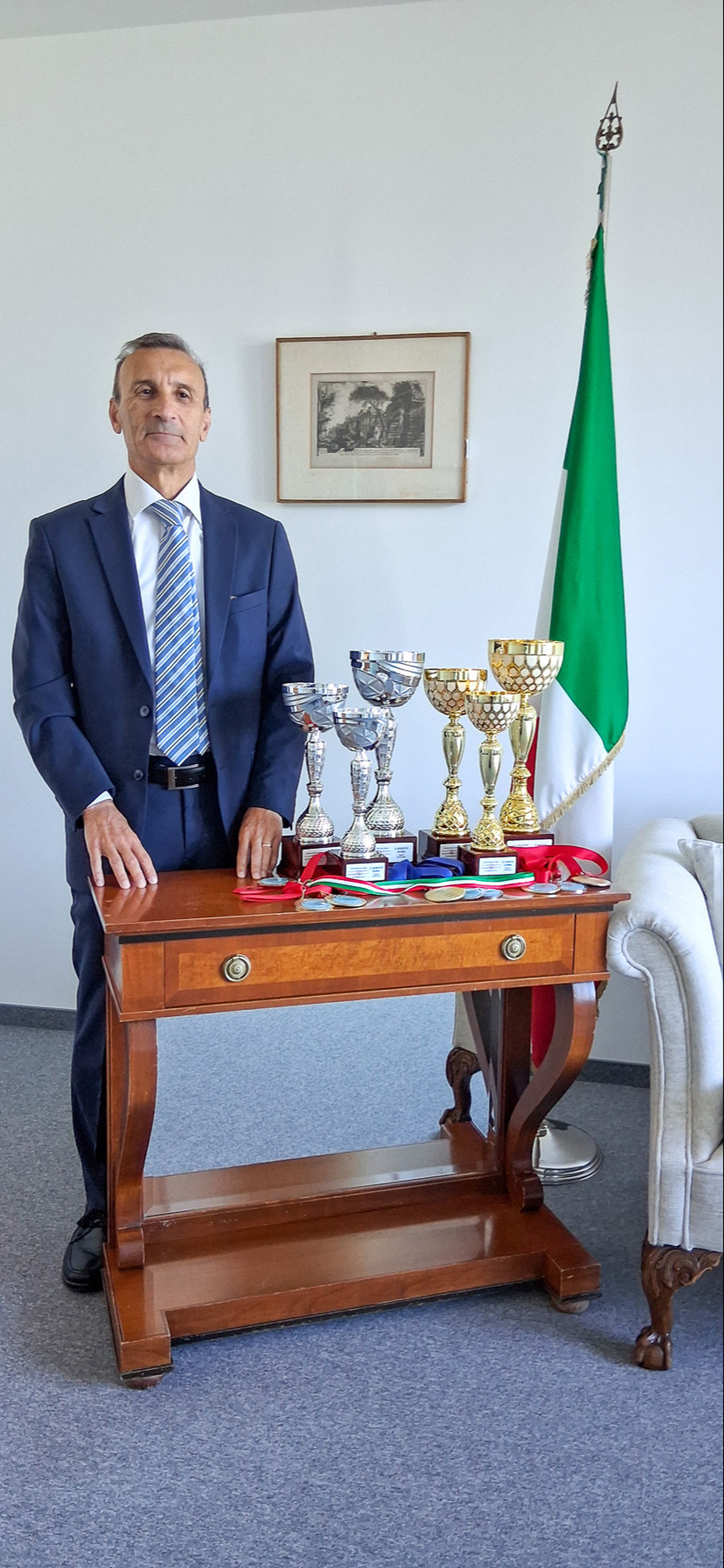Veleposlanik Italije u Hrvatskoj g. Paolo Trichilo s nagradama za Utrku prijateljstva 2026.