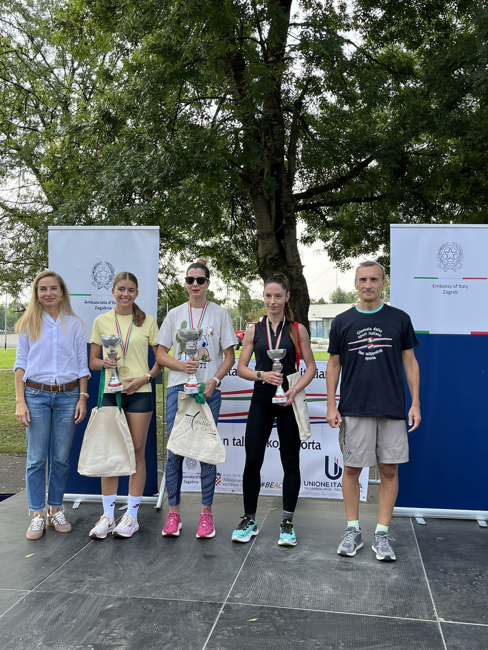 Trkačice pobjednice Utrke prijateljstva s veleposlanikom Trichilom i gđom Popovčić iz Hrvatske olimpijske akademije 2025.