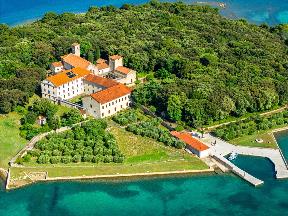 Otočić kod Krka nema hotele ni restorane, na njemu žive samo četiri stanovnika